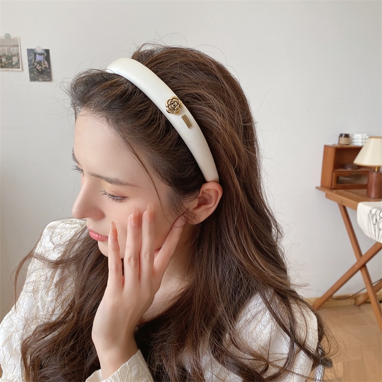 Headbands Camellia Warna Hitam Dan Putih Untuk Wanita