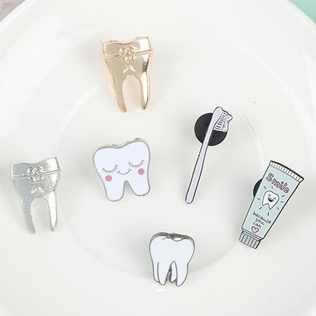 (Adornmentno1) Bros / Pin Bahan Metal Desain Gigi Enamel Gaya Trendy Untuk Aksesoris Pakaian