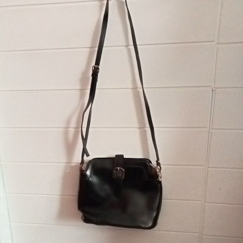 Slingbag hitam Donkie mania premium Paris Preloved