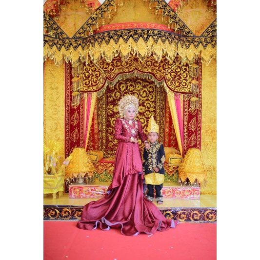 Gaun Merah Disewakan