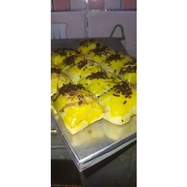 

BOLEN PISANG 1 BOX ISI 12 PCS, BOX UKURAN 16CM/BOLEN/PISANG/COKLAT LUMER/ KEJU