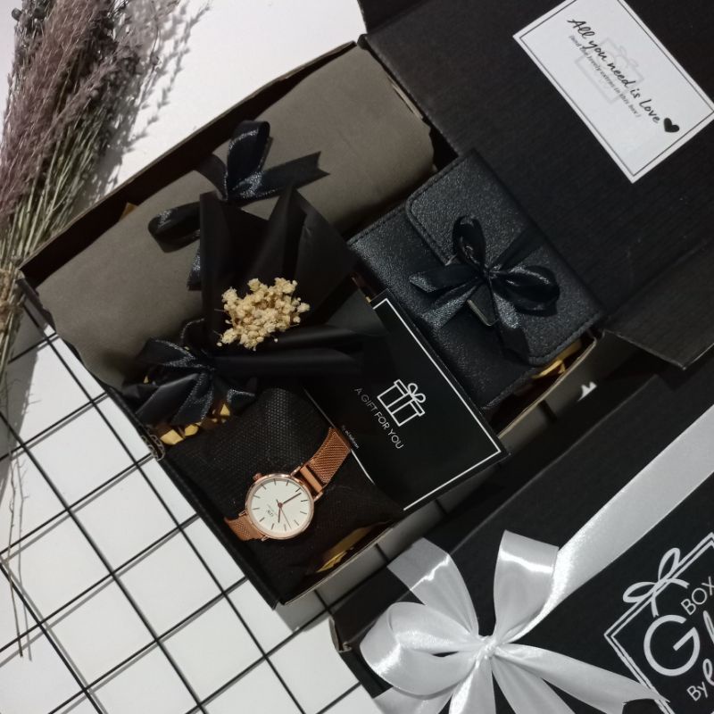 

HAMPERS CEWEK HAMPERS HIJAB SEGIEMPAT GIFT BOX CEWEK KADO ULANG TAHUN HADIAH WISUDA