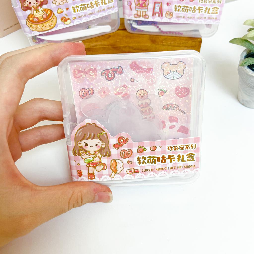 

JBE SCW HARDBOX MINI ISI 5 STICKER 6 AKRILIK 6 RANTAI GANTUNGAN 1 PINSET / PAKET BOX STIKER GANTUNGAN TERBARU TERMURAH BISA COD