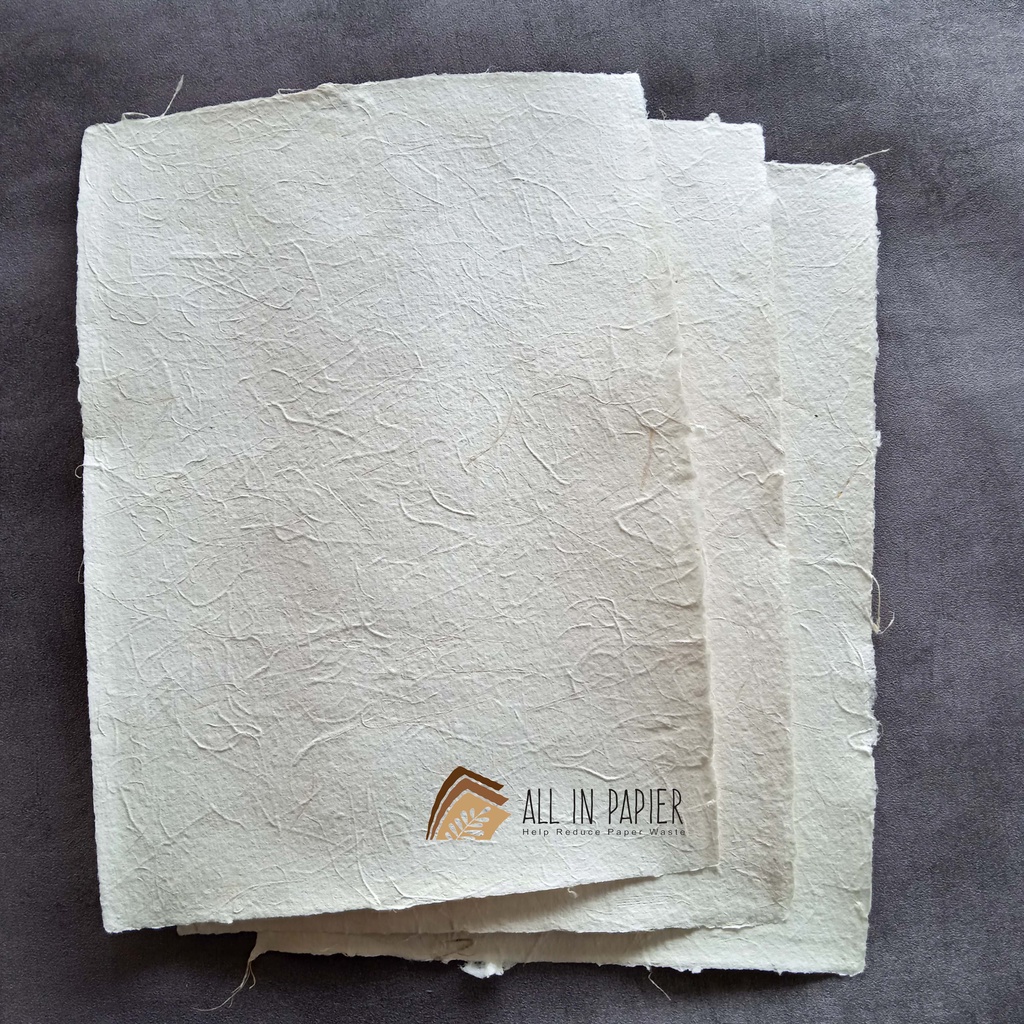 

Kertas Daur Ulang Serat Kulit Jagung Putih Tulang– Handmade & Ramah Lingkungan