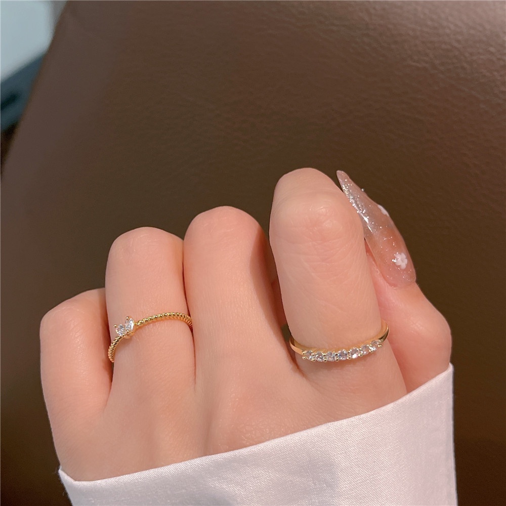 2pcs / Set Cincin Zircon Bentuk Hati Warna Emas Untuk Wanita