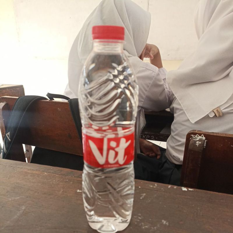 

air mineral bekas Dinda