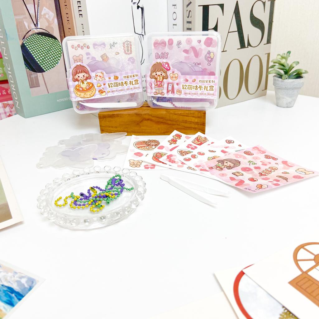 

MINI BOX STICKER JBE SCW / PAKET BOX STICKER TEMPEL CEWE SWEET FREE PENJEPIT DAN GANTUNGAN PAPAN POLOS UNTUK STICKER BISA COD