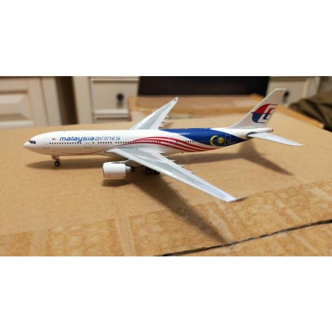 Diecast Pesawat Phoenix Airbus A330-200 Malaysia Airlines 1/400