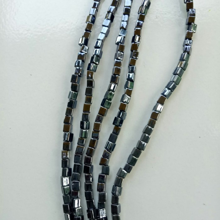 Manik-manik renteng persegi 4mm hitam metalic isi 65