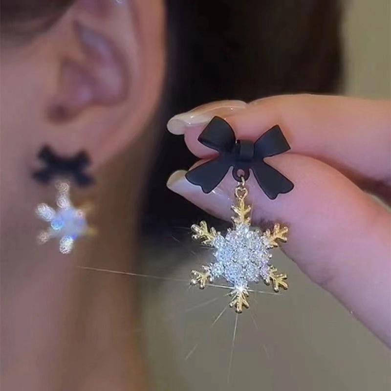 1 Pasang Anting Stud Desain Snowflake Pita Warna Merah Hitam Bahan Zirkon Untuk Wanita