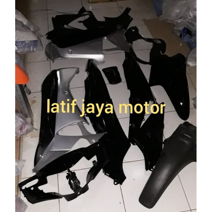 cover body supra x 125 lama silver hitam