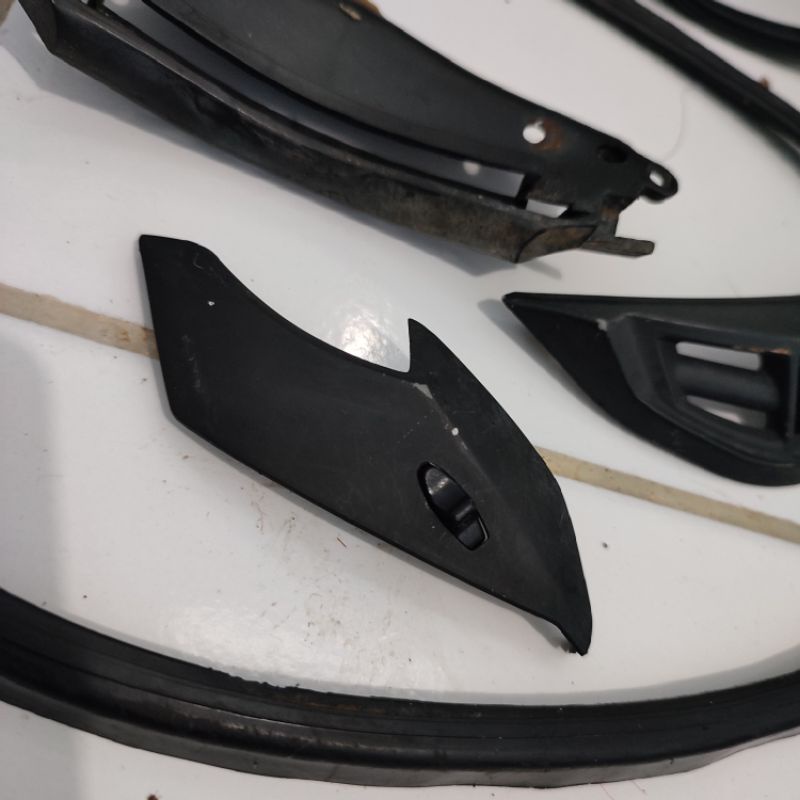 Vent ventilasi kanan Helm NHK GP1000 black hitam doff bekas original Copotan