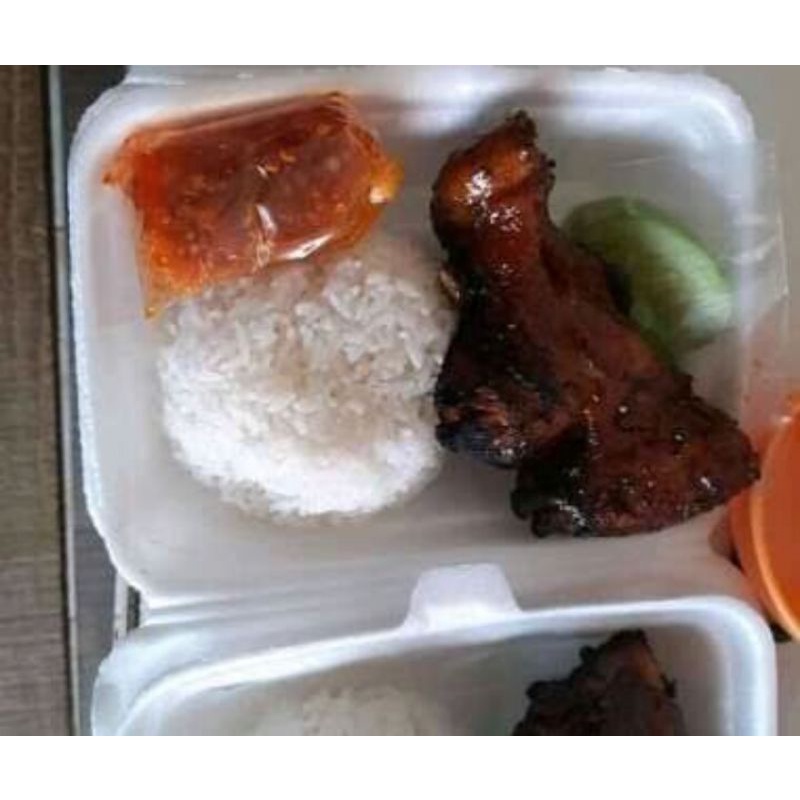 

paket nasi, ayam bakar, sambel dan lalapan