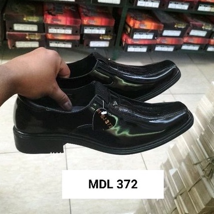 Sepatu kulit pria pantofel kantor Medali tampil lebih keren