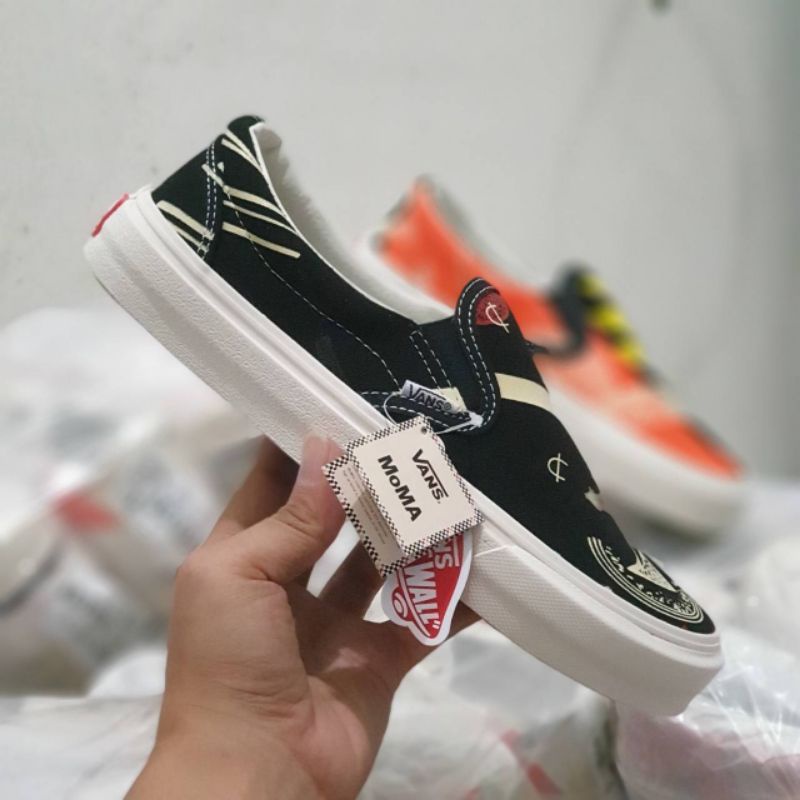 sepatu slip on pria dan wanita unisex sepatu sneaker Vans moma