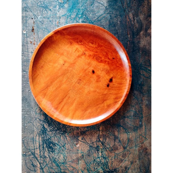 Piring saji yang terbuat dari kayu Ulin