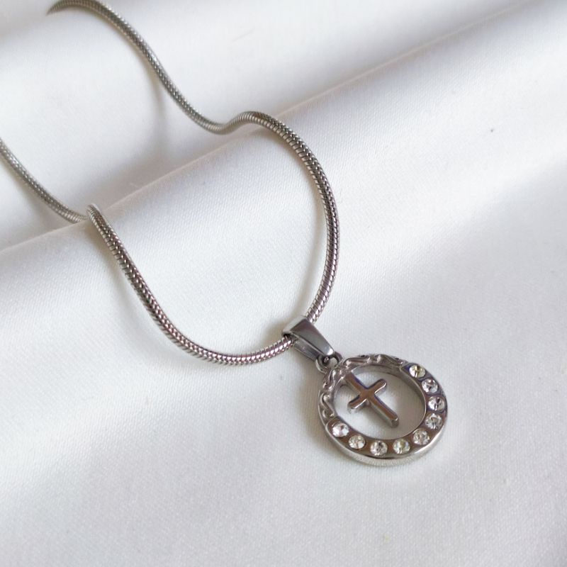 Kalung Salib Rohani Titanium Antikarat Warna Emas dan Silver