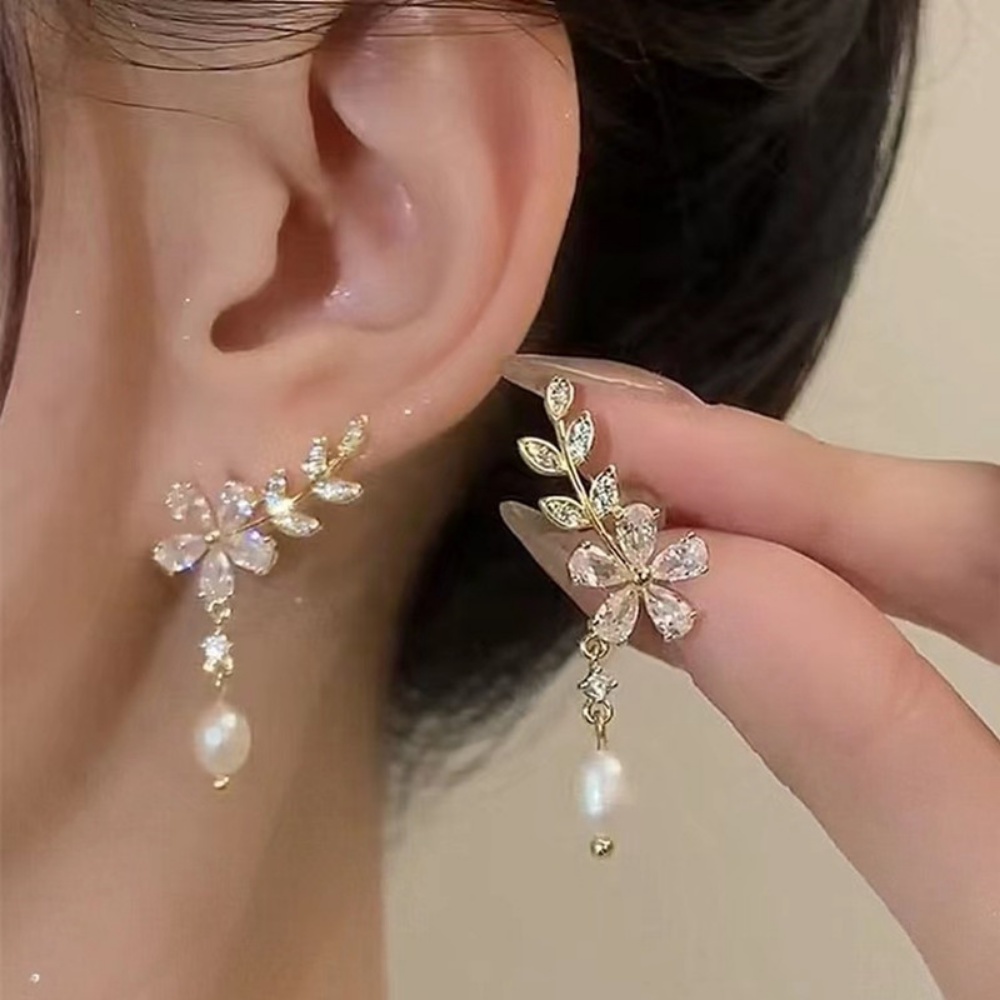 Anting Bentuk Daun Willow Aksen Mutiara Kristal Gaya Korea Untuk Wanita