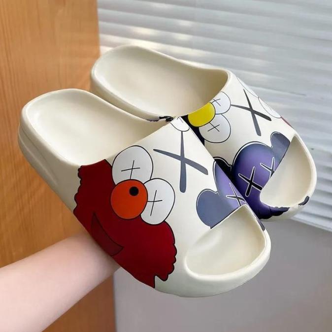 Sandal Yeezy Slide Elmo Kaws Tebal Bahan Karet Eva Empuk