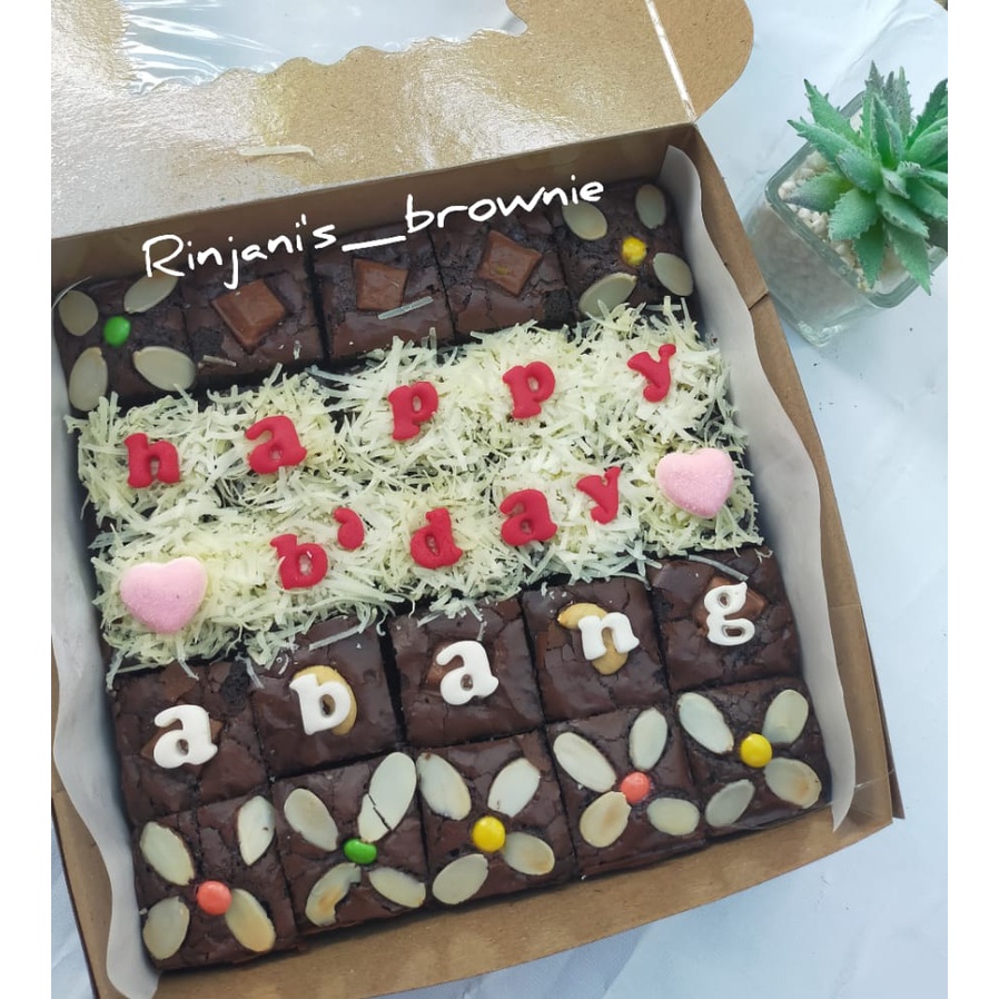 

FUDGY BROWNIES ULTAH CUSTOM/ BROWNIS SEKAT 25SLICE/ FUDGY BROWNIES MURAH ENAK HALAL