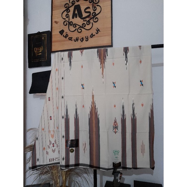 Sarung BHS Signature gold SKG