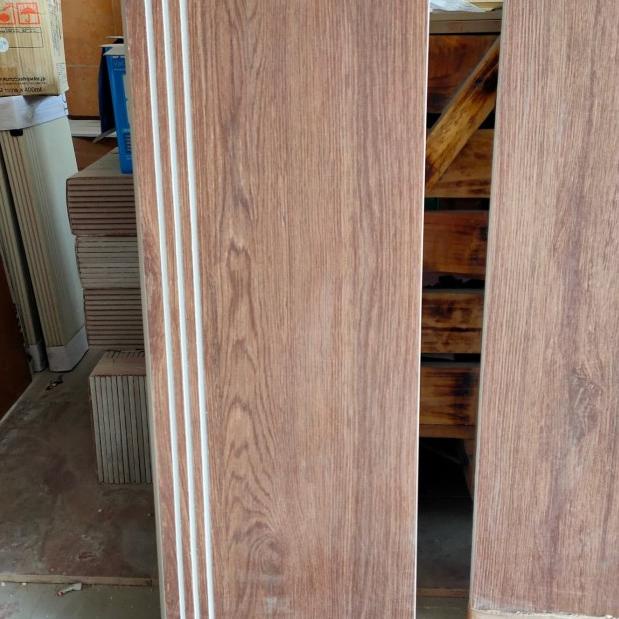 Granit tangga motif kayu 30x90 Dwillow coffe