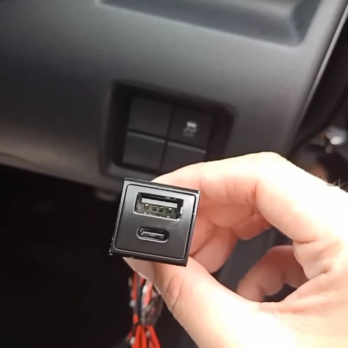 Daihatsu ROCKY USB fast charging plug&play car charger hp mobil