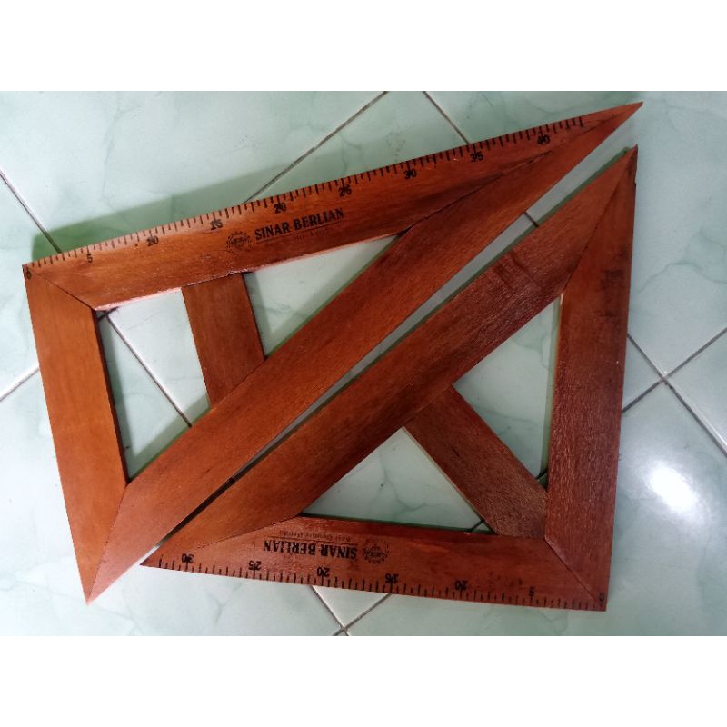 

Ready stok penggaris segi tiga satu pasang bahan kayu untuk papan tulis board penggaris besar alat peraga