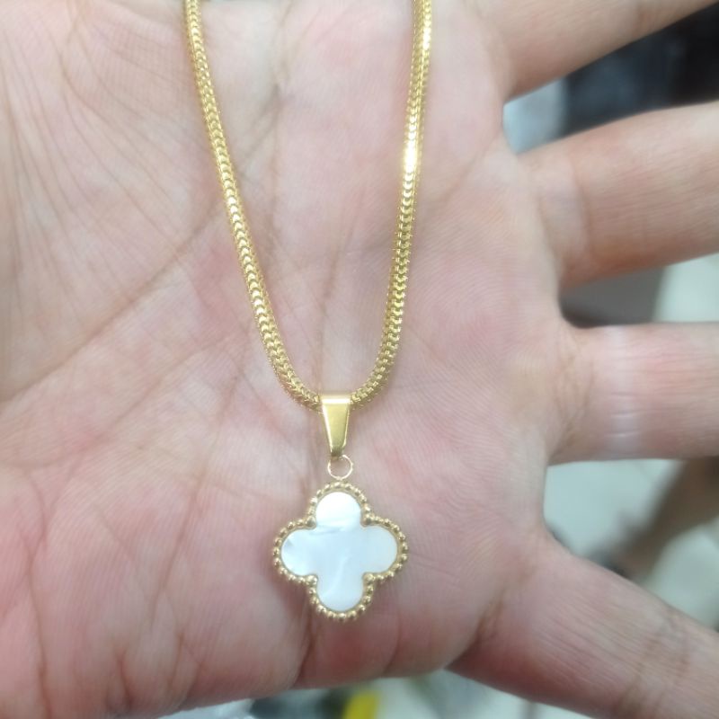 kalung titanium liontin white