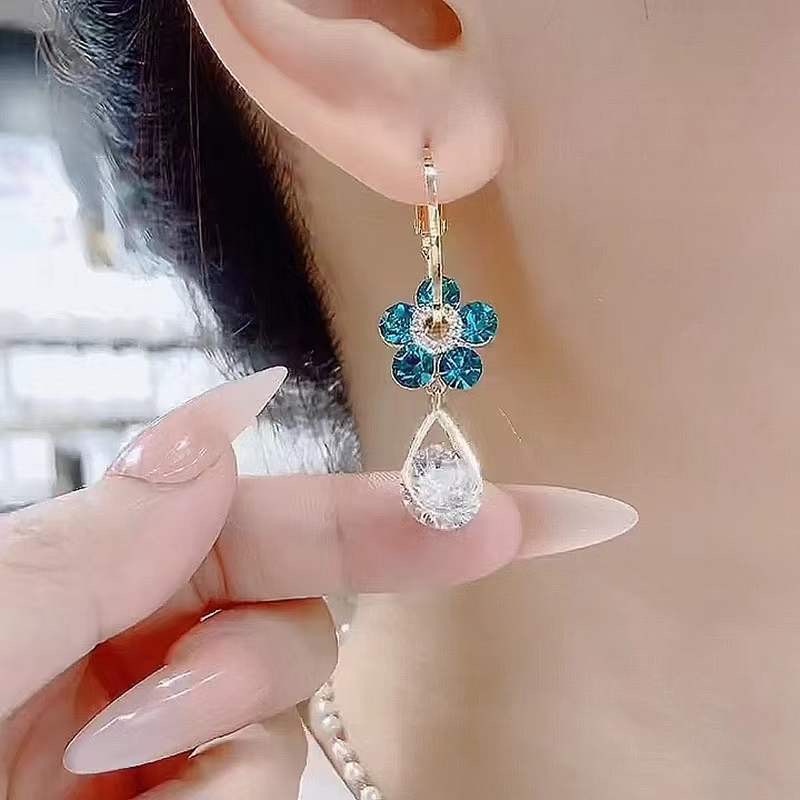 Anting Rumbai Bentuk Kelopak Bunga Aksen Kristal Serbaguna