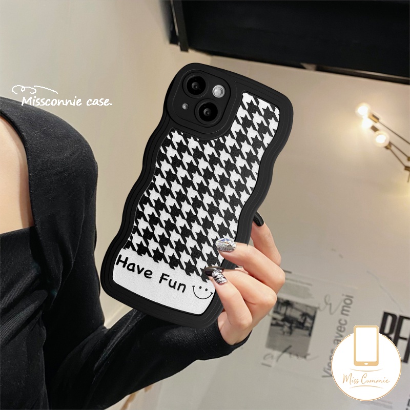 Case Untuk Samsung A14 A04E A04 A23 A04s A12 A50s A50 A13 A32 A53 A22 A52 A03s A52s A33 A02s A21s A30s A20 A51 A03 M22 M12 A31 A11 M32 Ins Fashion Houndstooth Memiliki Casing Tepi Bergelombang Yang Menyenangkan