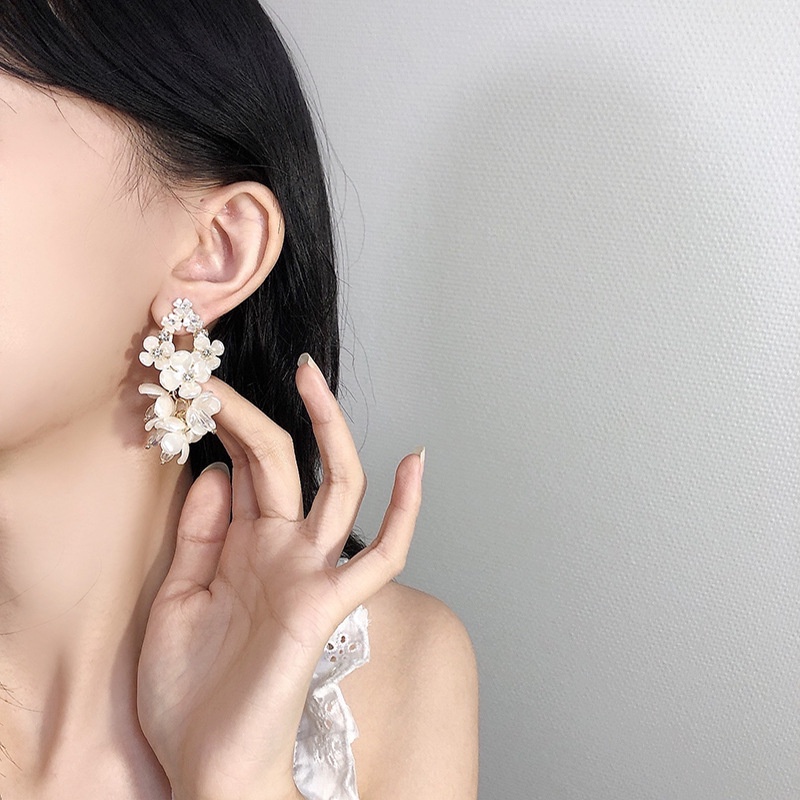 Anting Mutiara Bentuk Bunga Kecil Warna Putih Gaya Korea Untuk Wanita