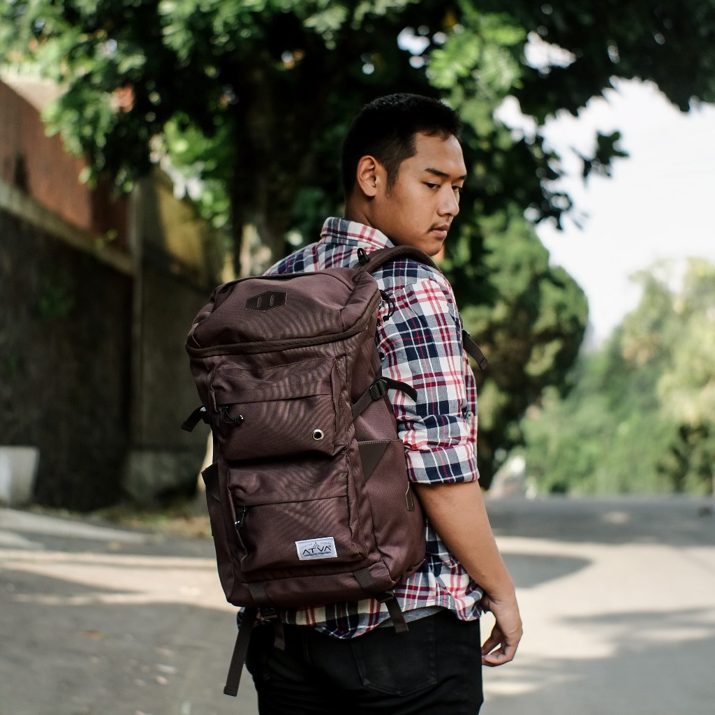 SOLANO BROWN ORIGINAL x ATVA Tas Ransel Casual Coklat Pria Daily Backpack Kuliah Kampus Kerja Kantor Sekolah SMA SMK Remaja Dewasa Tas Punggung Laptop Ukuran Besar 14 Inch Bagpack Distro Premium Outdoor Travel Traveling Bag Keren Terbaru Kekinian Branded