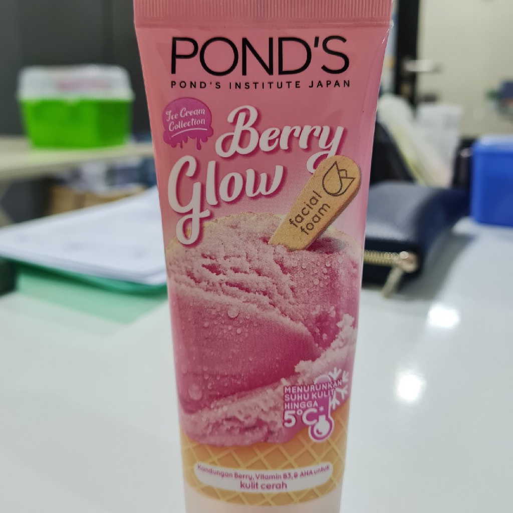Pond's Berry Glow Facial Foam 90g