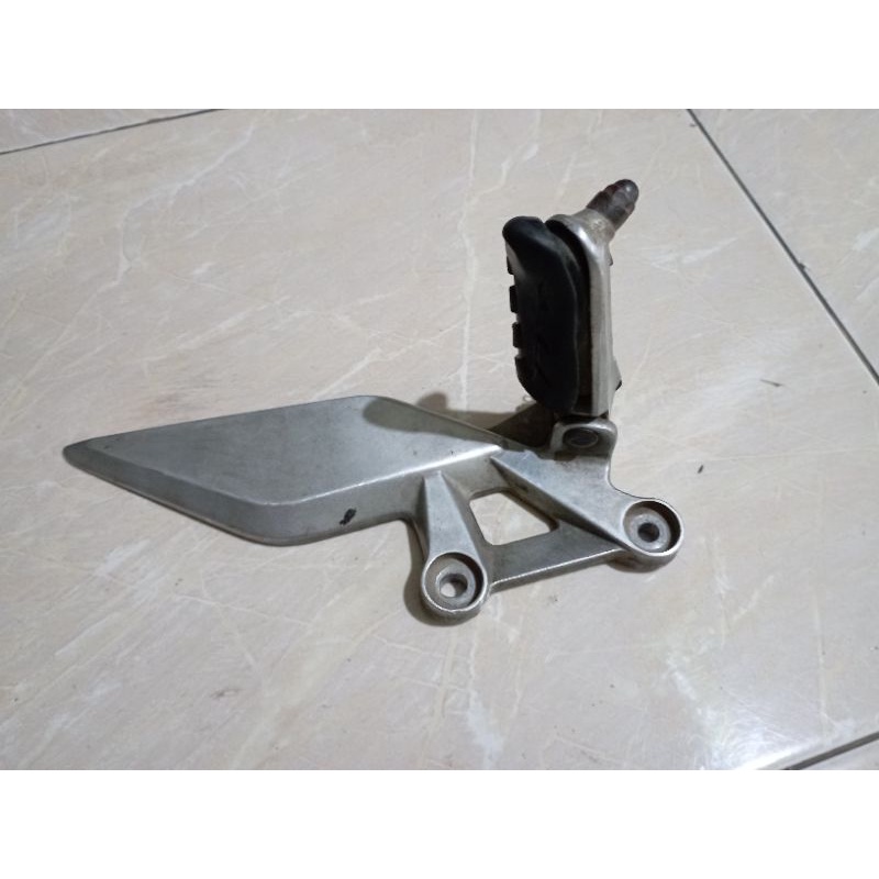 FOOT STEP KIRI HONDA CB 150 OLD ORI K15