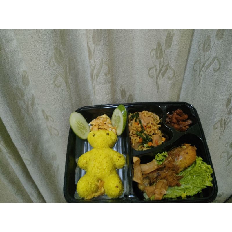 

Nasi kuning ulang tahun bento lengkap