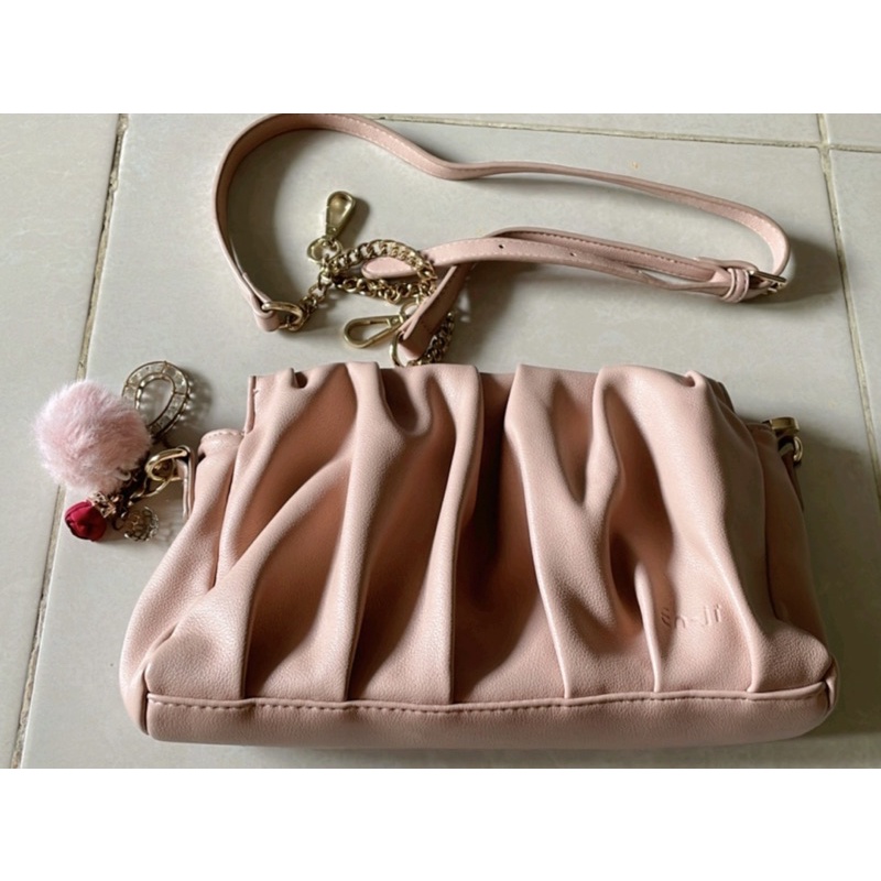 Enji Jihye SlingBag Salem Preloved Ada Minus