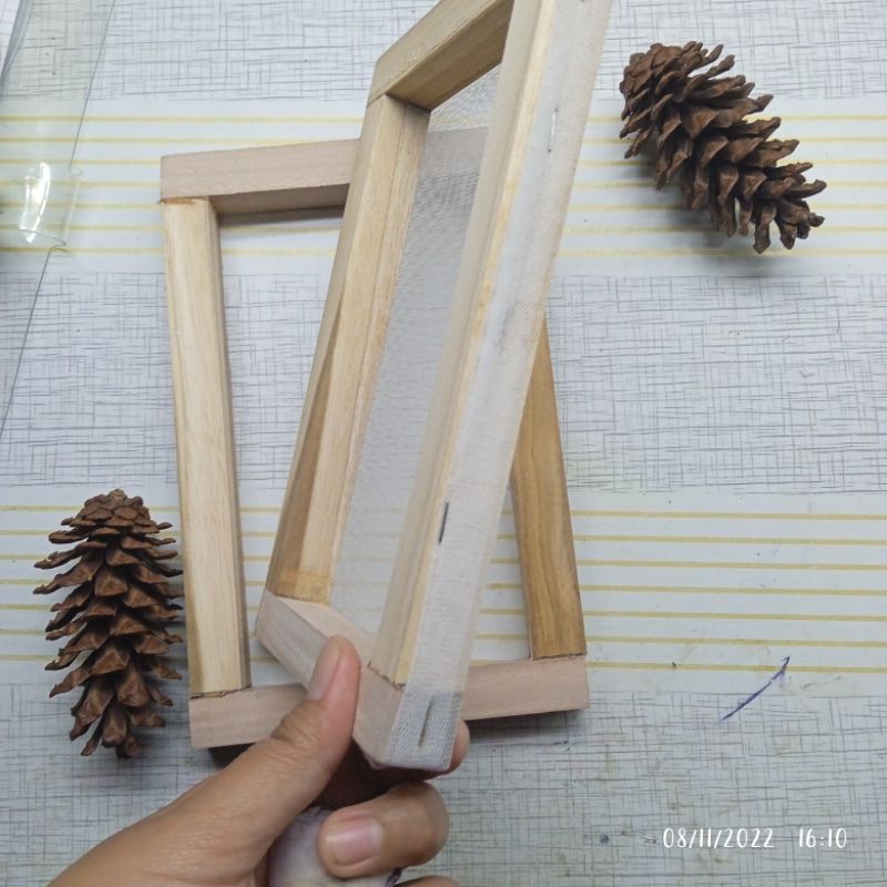Mold & Deckle. Cetakan kertas daur ulang
