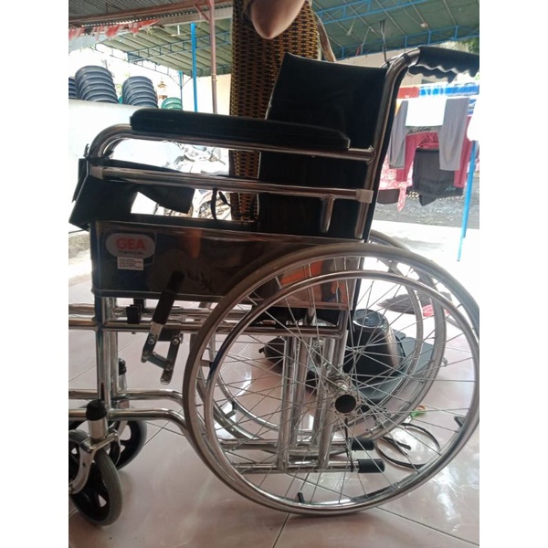 KURSI RODA SECOND BARU DIPAKE 2 HARI DALAM 1 MINGGU, BARANG MASIH MULUS MERK GEA MEDICAL LENGKAP DEN
