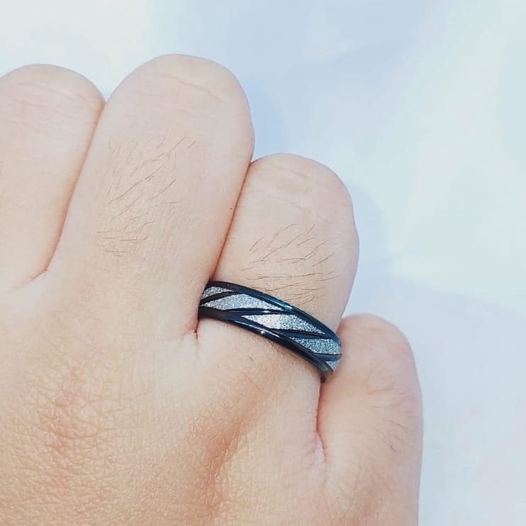 PROMO TERBARU/TERMURAH Cincin Couple Hitam PUTIH Anti Karat -CINCIN TITANIUM TERBARU BISA COD