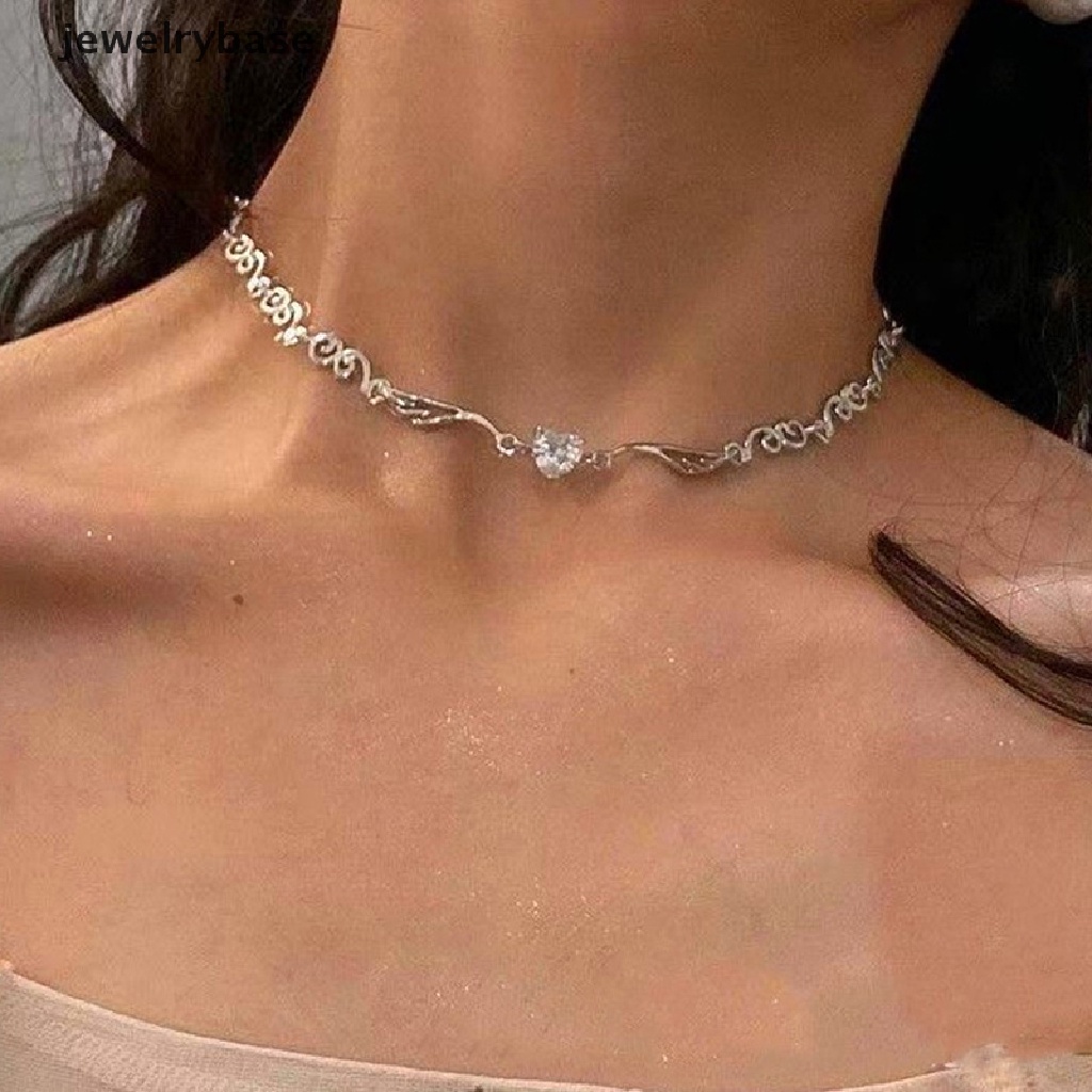 Kalung Choker Rantai Klavikula Kristal Bentuk Hati Warna Silver Untuk Perhiasan Wanita