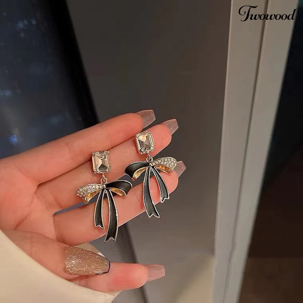 1 Pasang Anting Stud Desain Pita Geometris Aksen Berlian Imitasi Berkilau Untuk Wanita