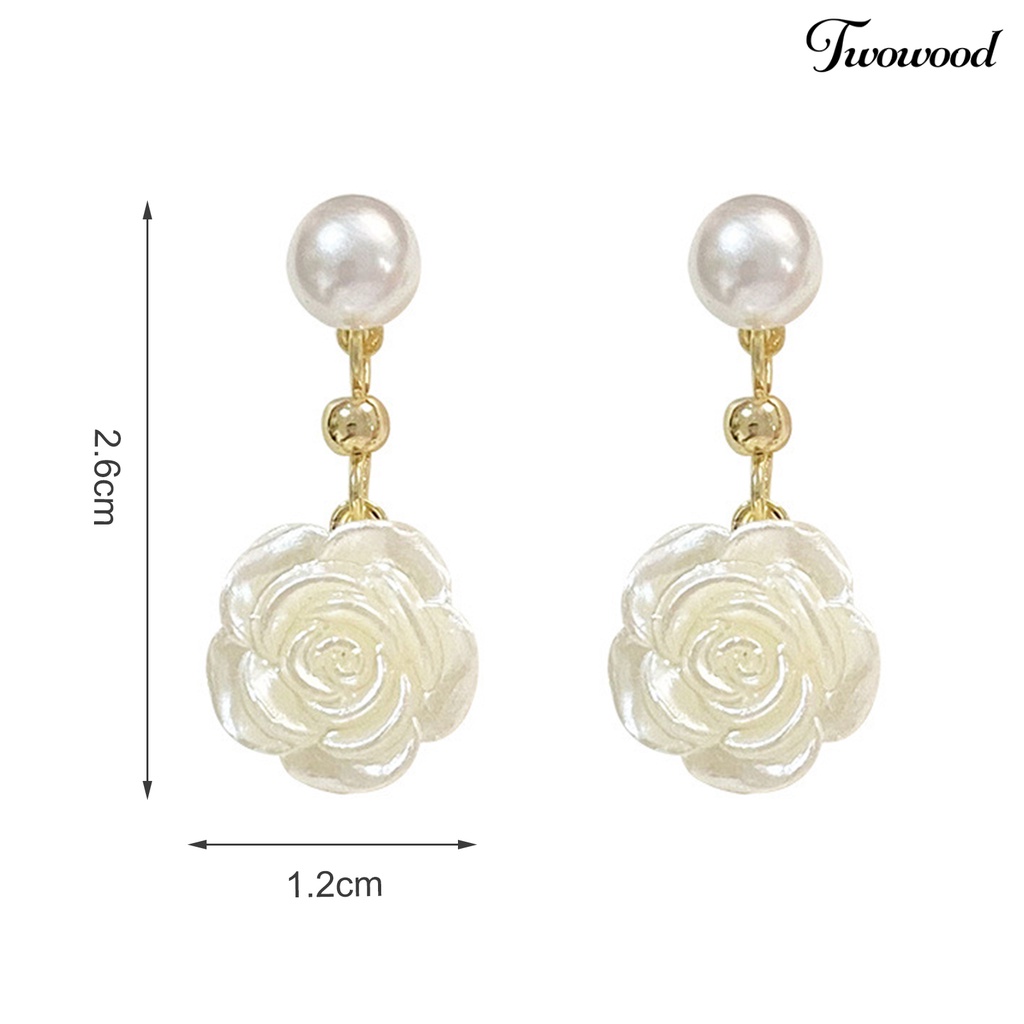 1 Pasang Anting Bentuk Bunga Camellia Aksen Mutiara Imitasi Bahan Alloy Untuk Wanita