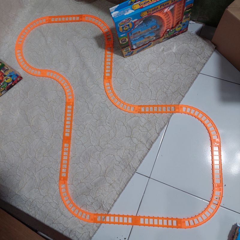 rel mainan kereta api (rel saja tanpa kereta api)