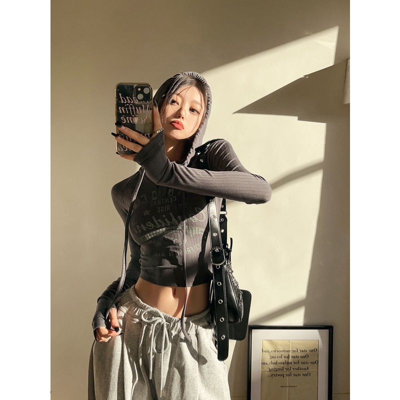 Red Gaya Eropa dan Amerika Berkerudung Pendek Lengan Panjang T-shirt Wanita 2022 Musim Gugur Baru Manis Keren Gadis Panas Slim slim Top Ins