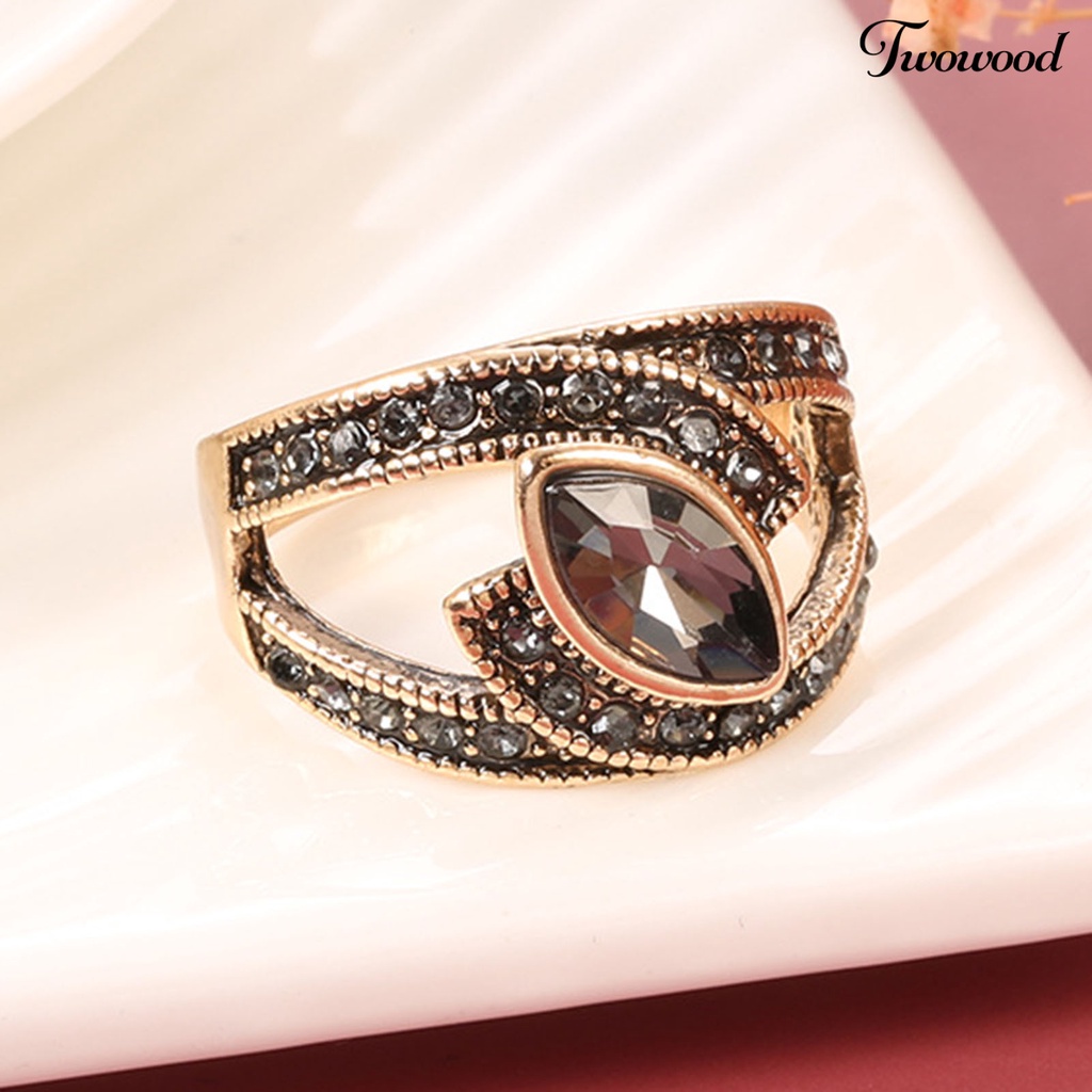 Cincin Wanita Model Hollow Out Bahan Cubic Zirconia Gaya Vintage Untuk Pernikahan