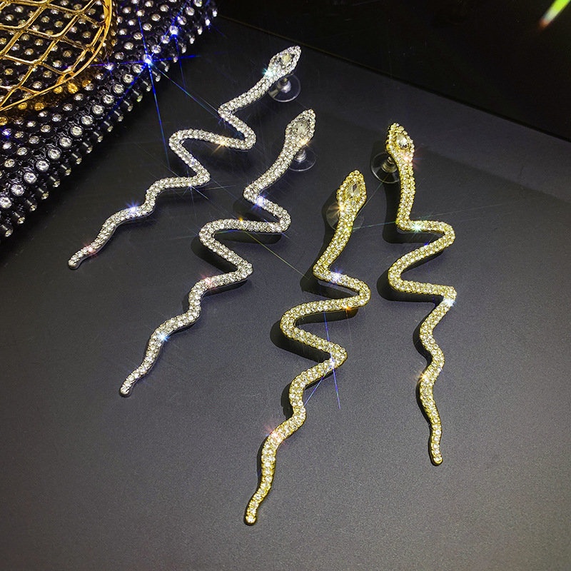 Anting Panjang Desain Ular Aksen Berlian Gaya Eropa Amerika