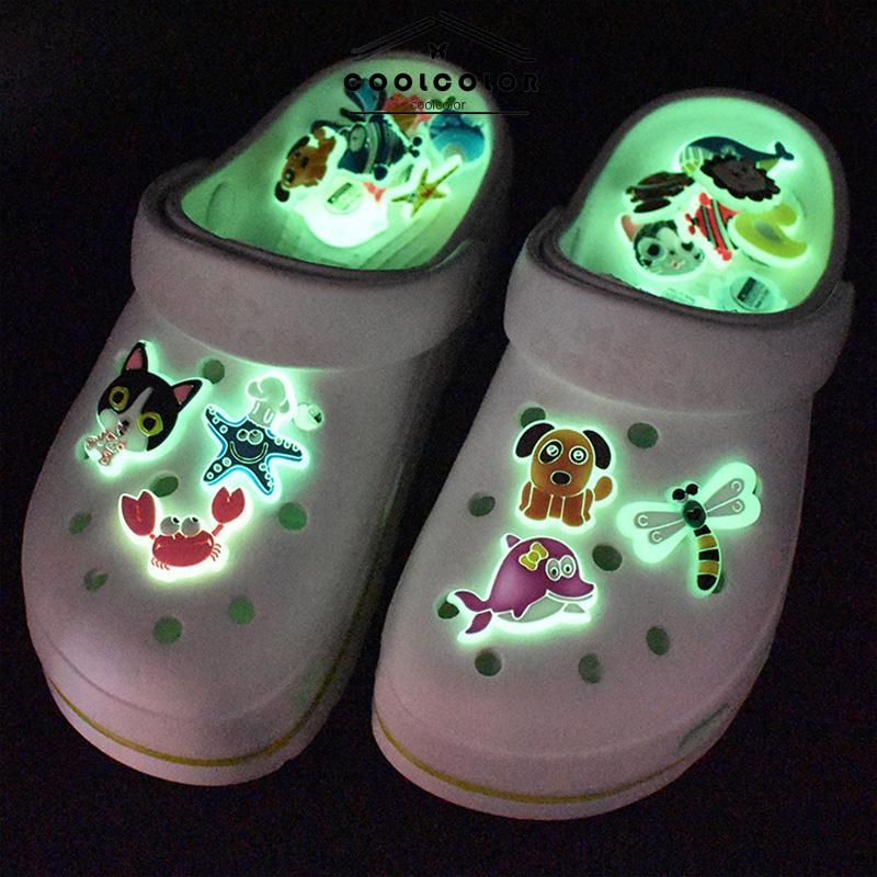 COD❤️Akan Bersinar Crocs Pin Sandal Shoe Charms Jibbitz Decorate Lubang Sepatu Accessories Diy Dapat Dilepas Anak Hadiah Natal- cl