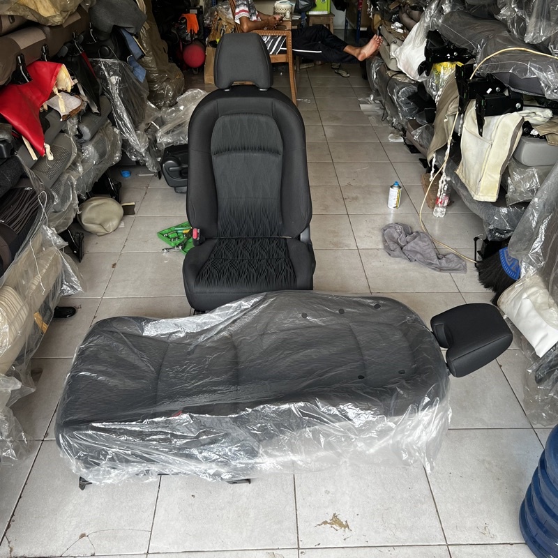 jok depan honda mobilio ori ada sandaran kepala