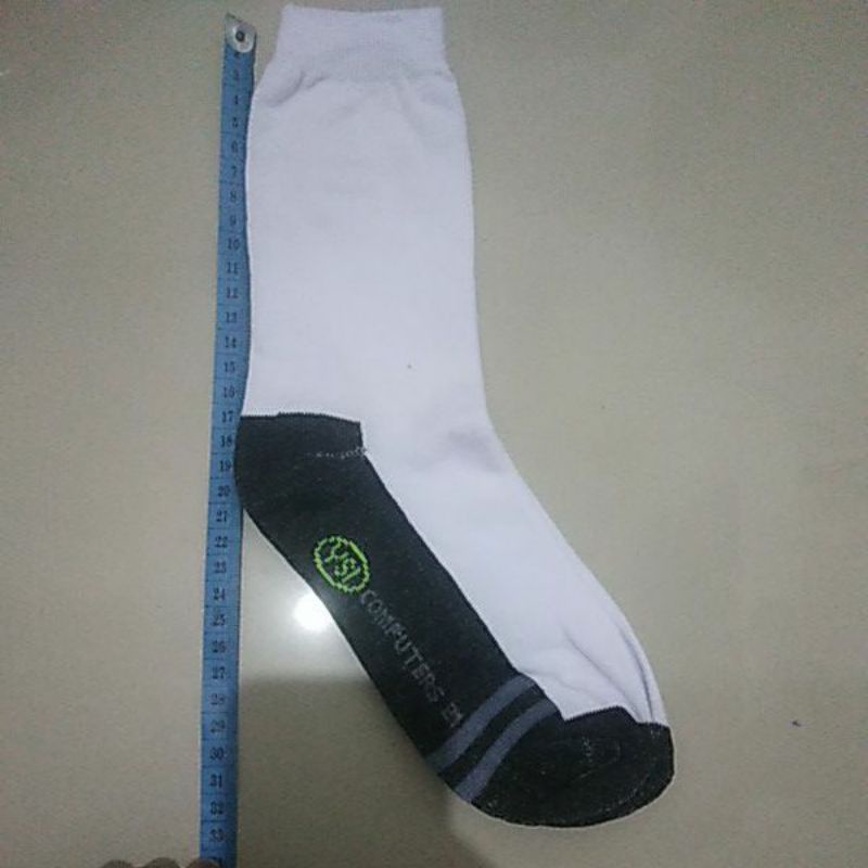 kaos kaki panjang putih